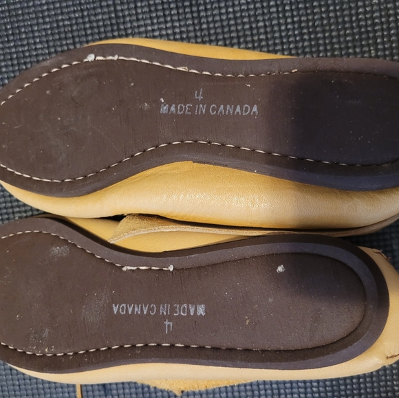Adorable size 4 leather moccasins - Picture 3 of 6
